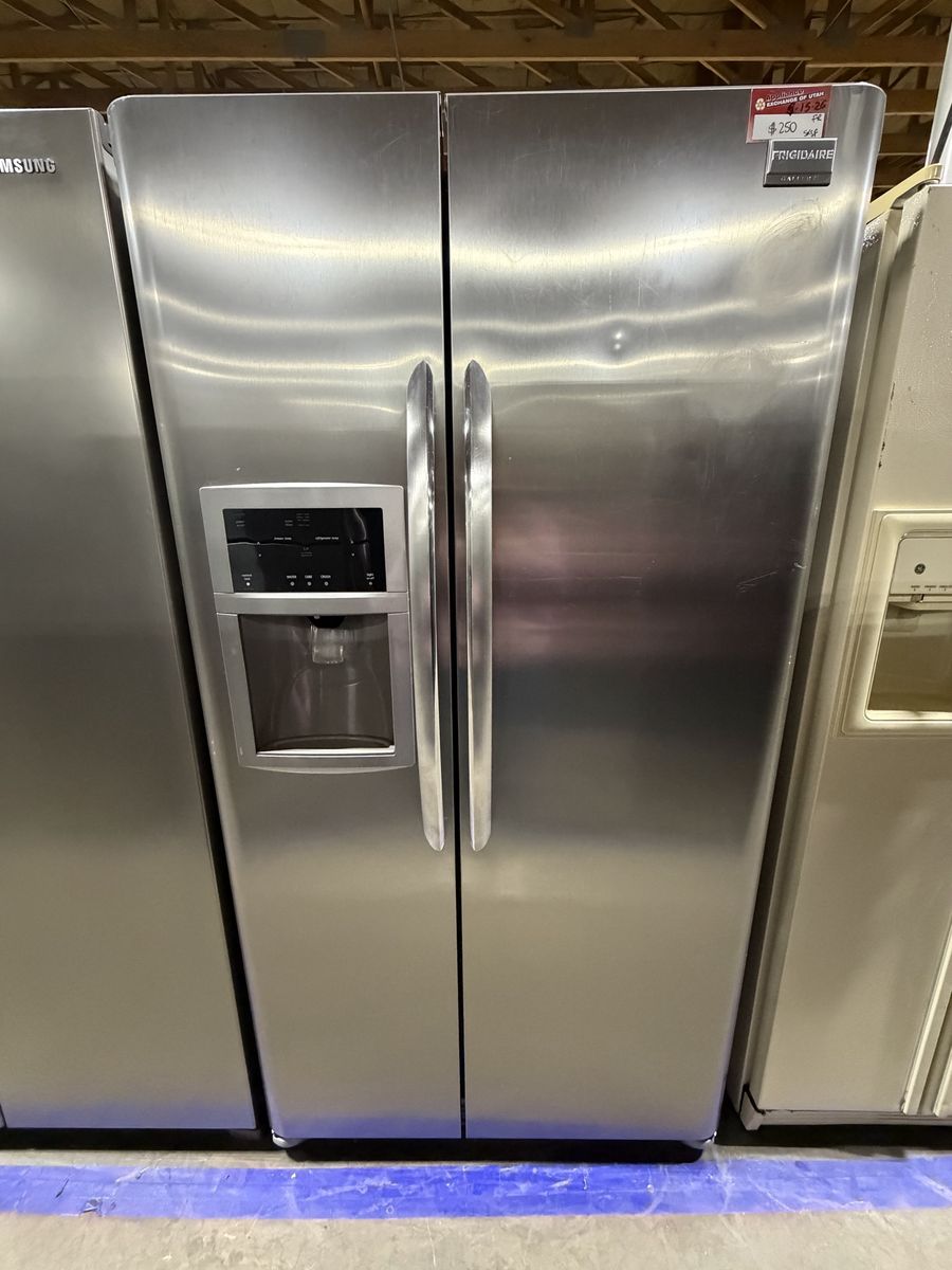 BIG DEALS NOW! GOO FRIGIDAIRE SIDE BY SIDE FRIDGE