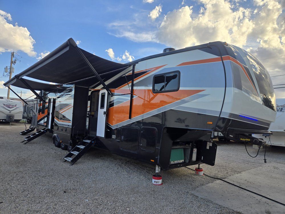 2019 XLR Thunderbolt 413 13 Foot Garage garage Toy Hauler