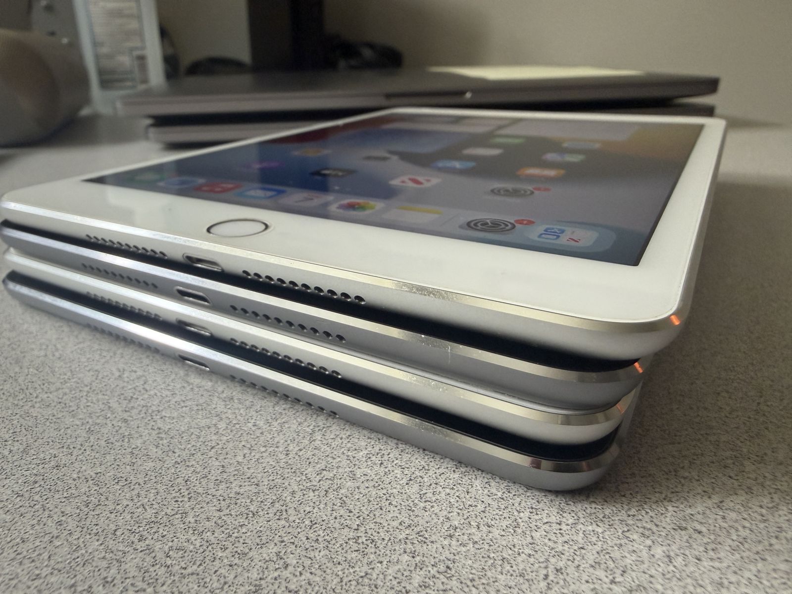 Apple iPad Mini 4 32GB $100 for lot of four! Or $30 each