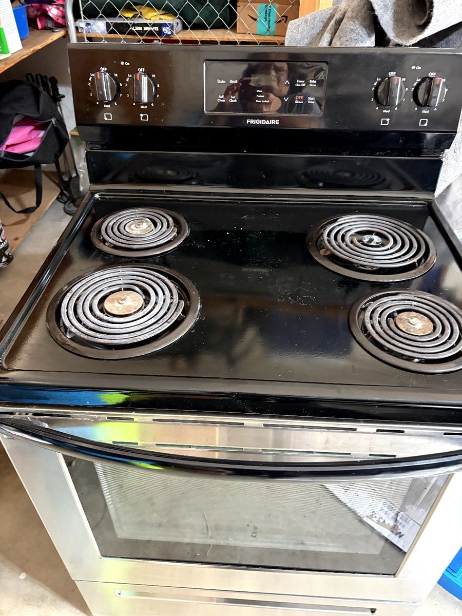 Like new! Frigidaire Stove & Microwave