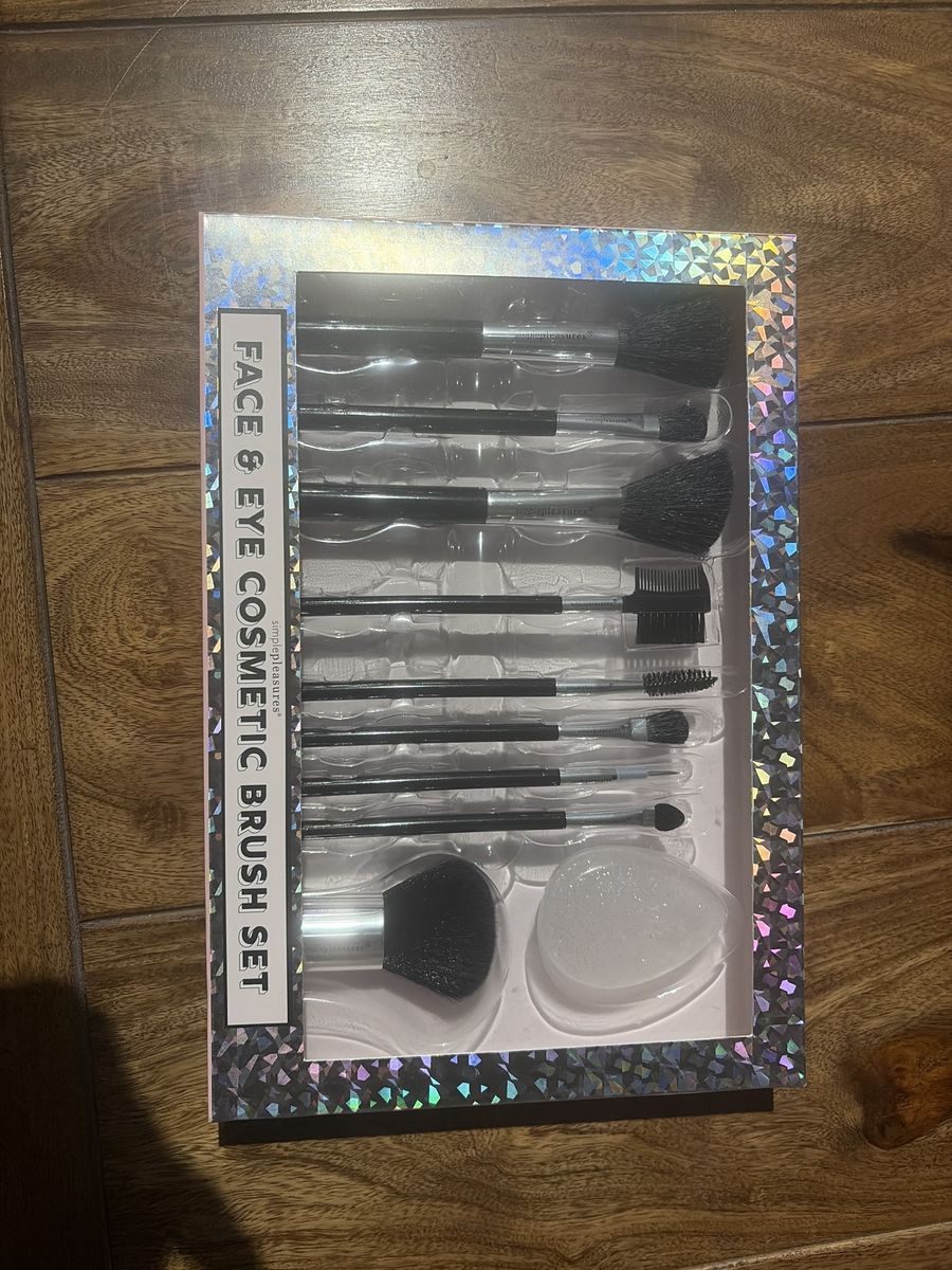 Simple Pleasures Face & Eye Cosmetic Brush Set with Sponge - New, 10-piece