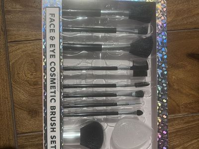 Simple Pleasures Face & Eye Cosmetic Brush Set with Sponge - New, 10-piece