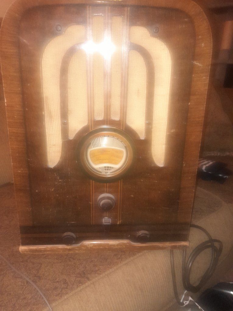 Vintage Vacuum Tube Radio Wooden Tabletop Model