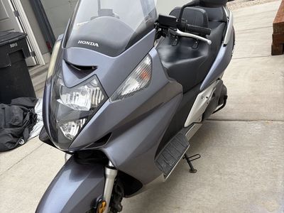 Honda Silver Wing Scooter - Gray, Givi Top Case, great Condition,