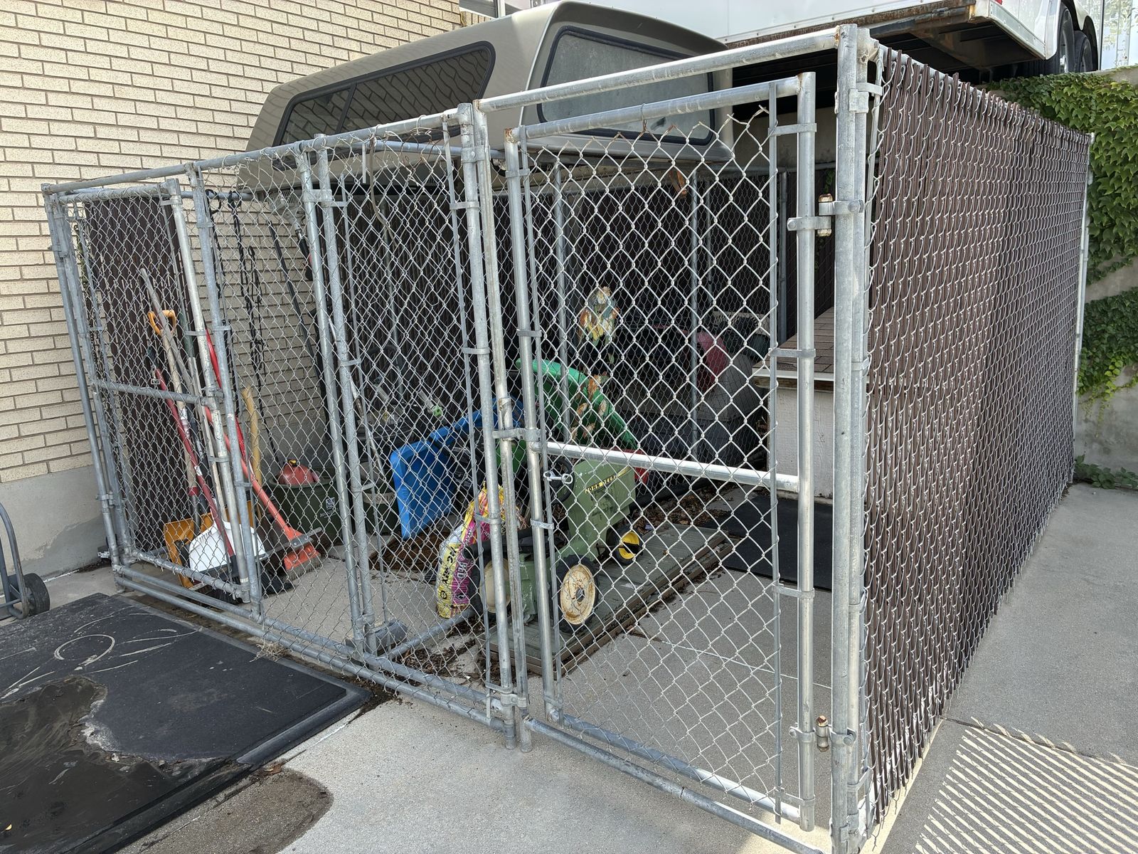 Chain Link Dog Kennel / Outdoor Enclosure With Privacy Slat Screen