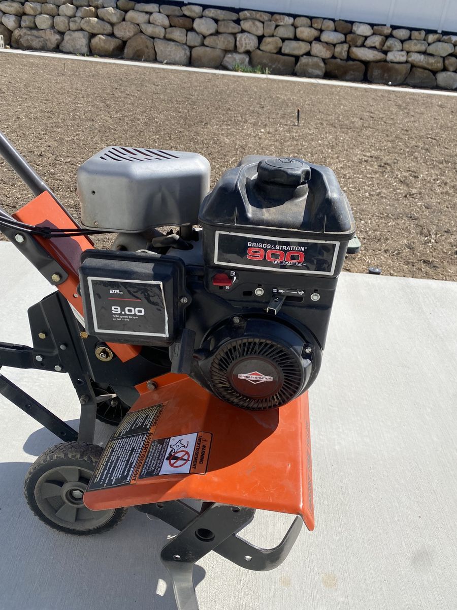 Briggs & Straton 900 series motor 205cc on a Husqvarna FT900 Tiller