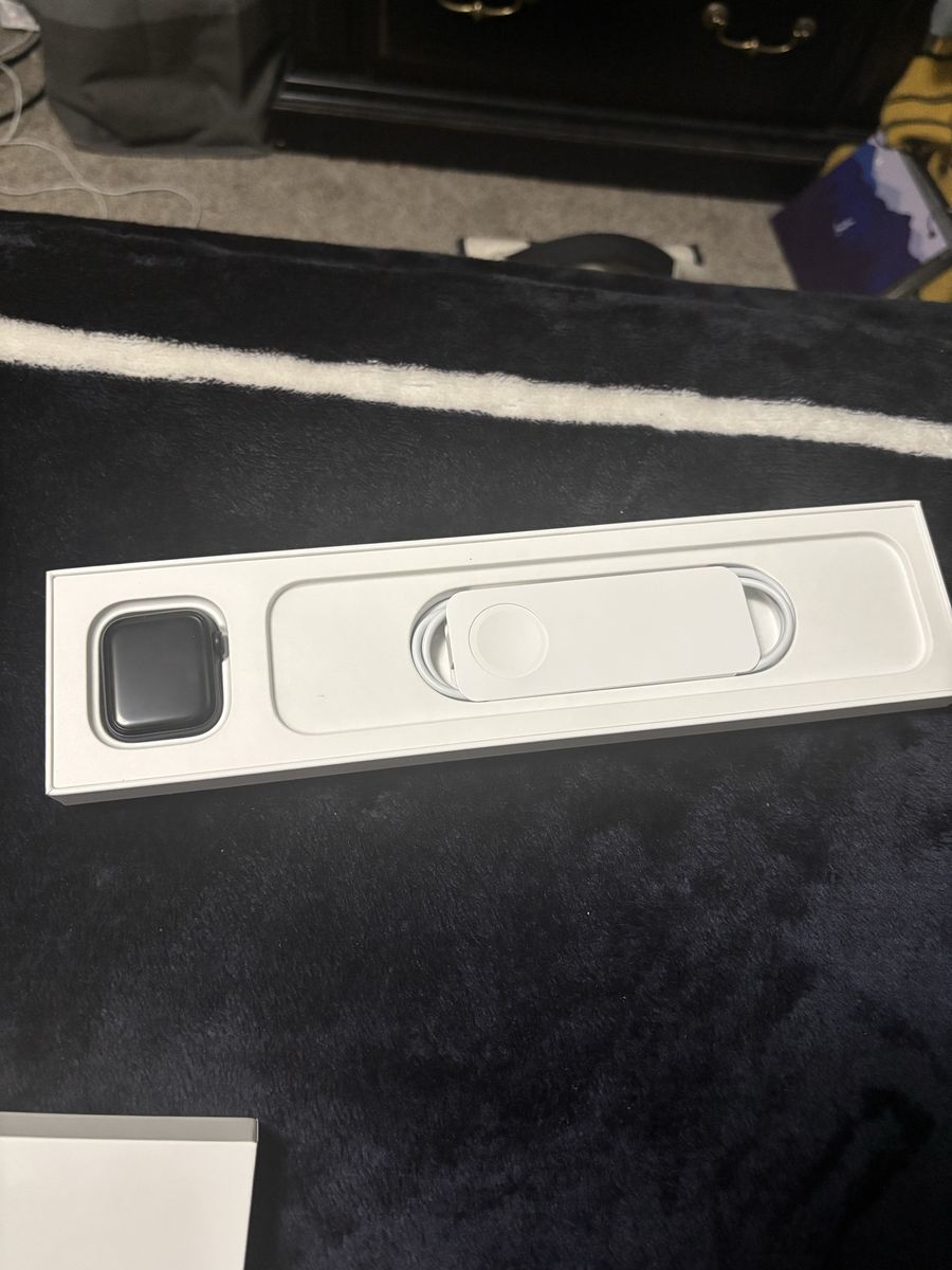 Apple Watch SE (2nd gen) 40mm S/M band *Battery Service Recommended*