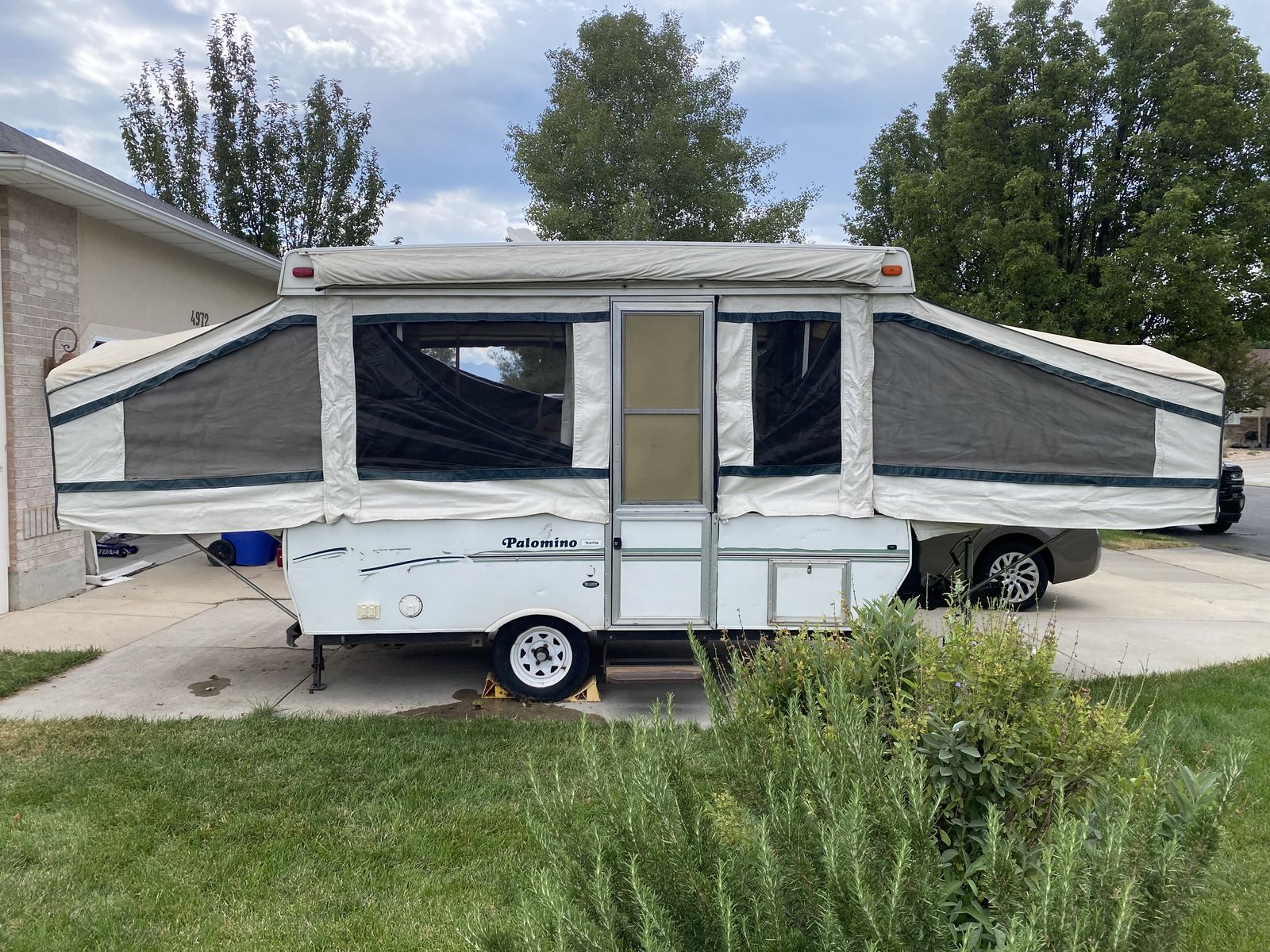 Pop-up camp trailer