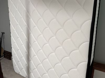12” King Upgraded Hybrid Mattress - Near New