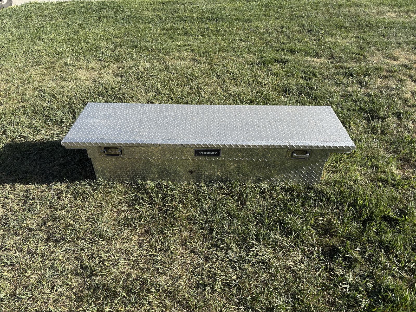 Truck bed tool box
