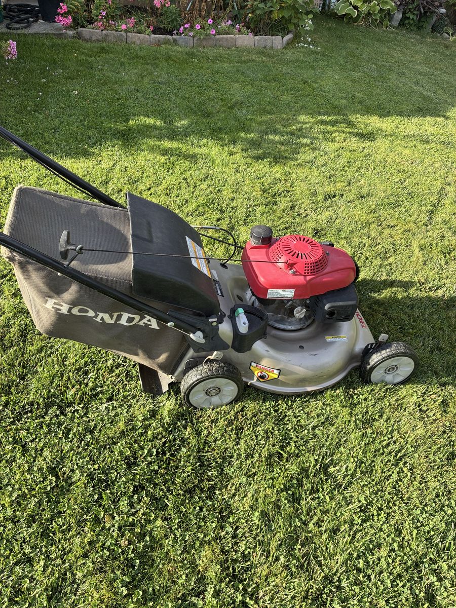 Honda HRR216 mower.
