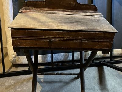 Portable desk