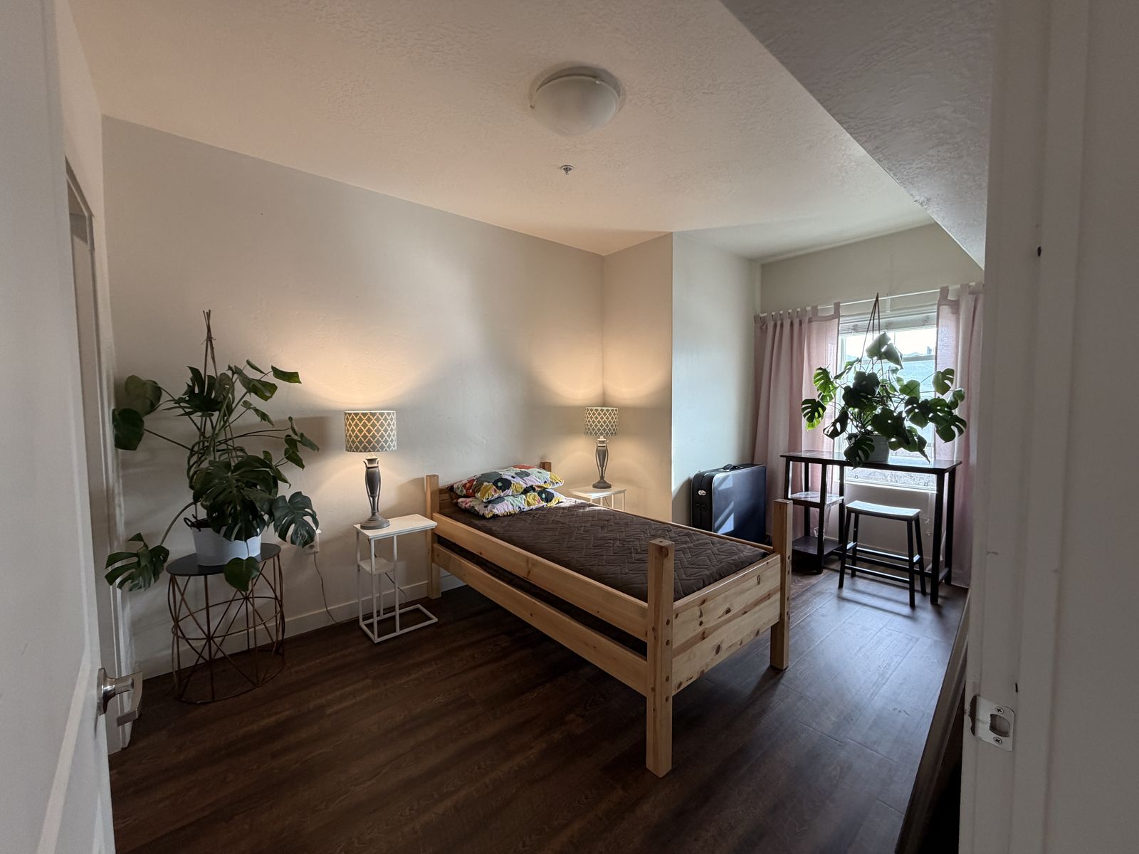 Room With Private Bath dwntn/rose park