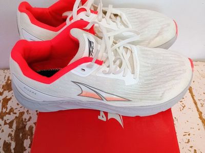 NEW Altra Riviera women's shoes. size 9