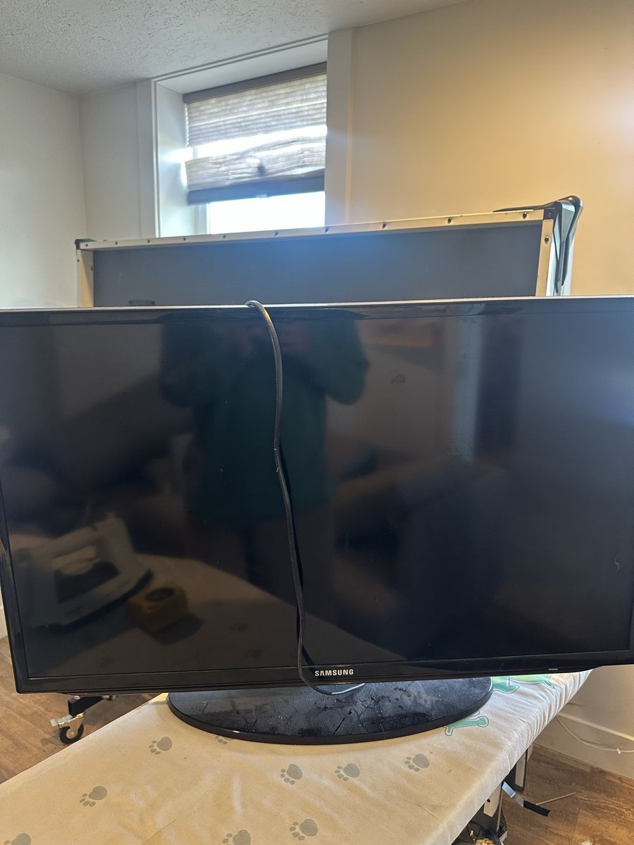 32” Samsung Tv (No Remote)