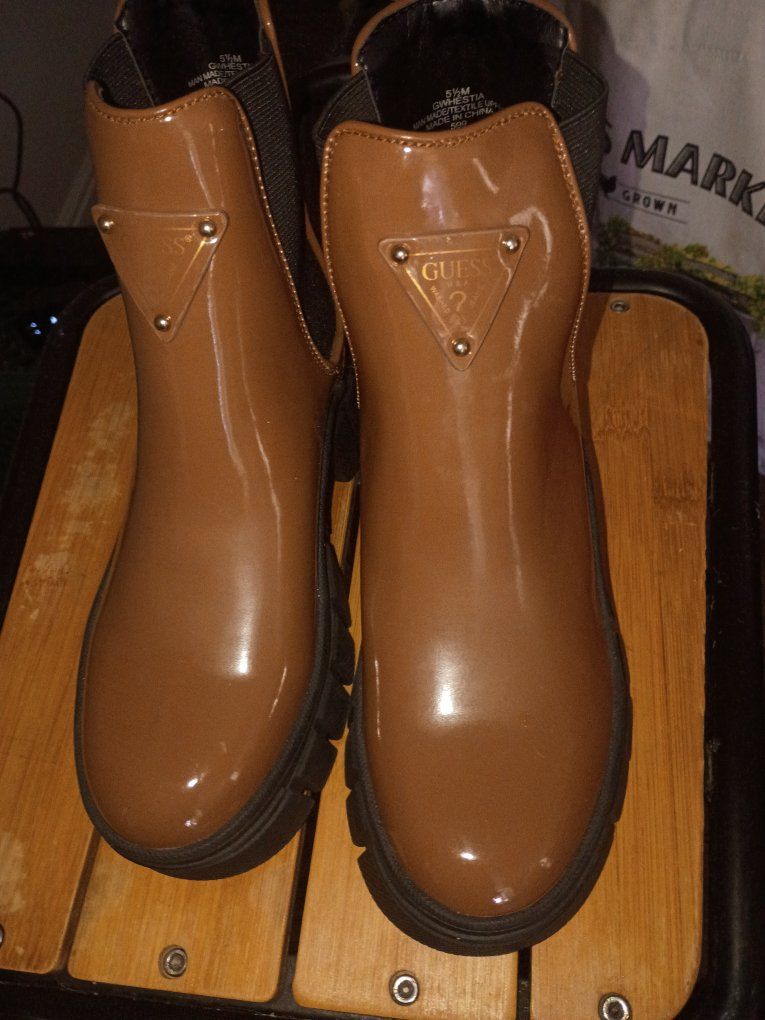GUESS GWHESTIA Tan Patent Chelsea Lug Sole Boots Size 5.5M
