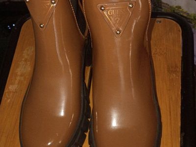 GUESS GWHESTIA Tan Patent Chelsea Lug Sole Boots Size 5.5M