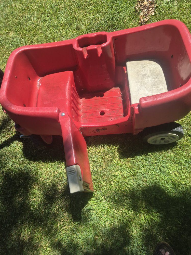 Step2 Red Plastic Wagon Kids Garden Outdoor Toy w/ Handle & Seats