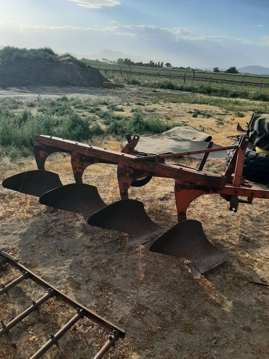 Case 4 bottom plow