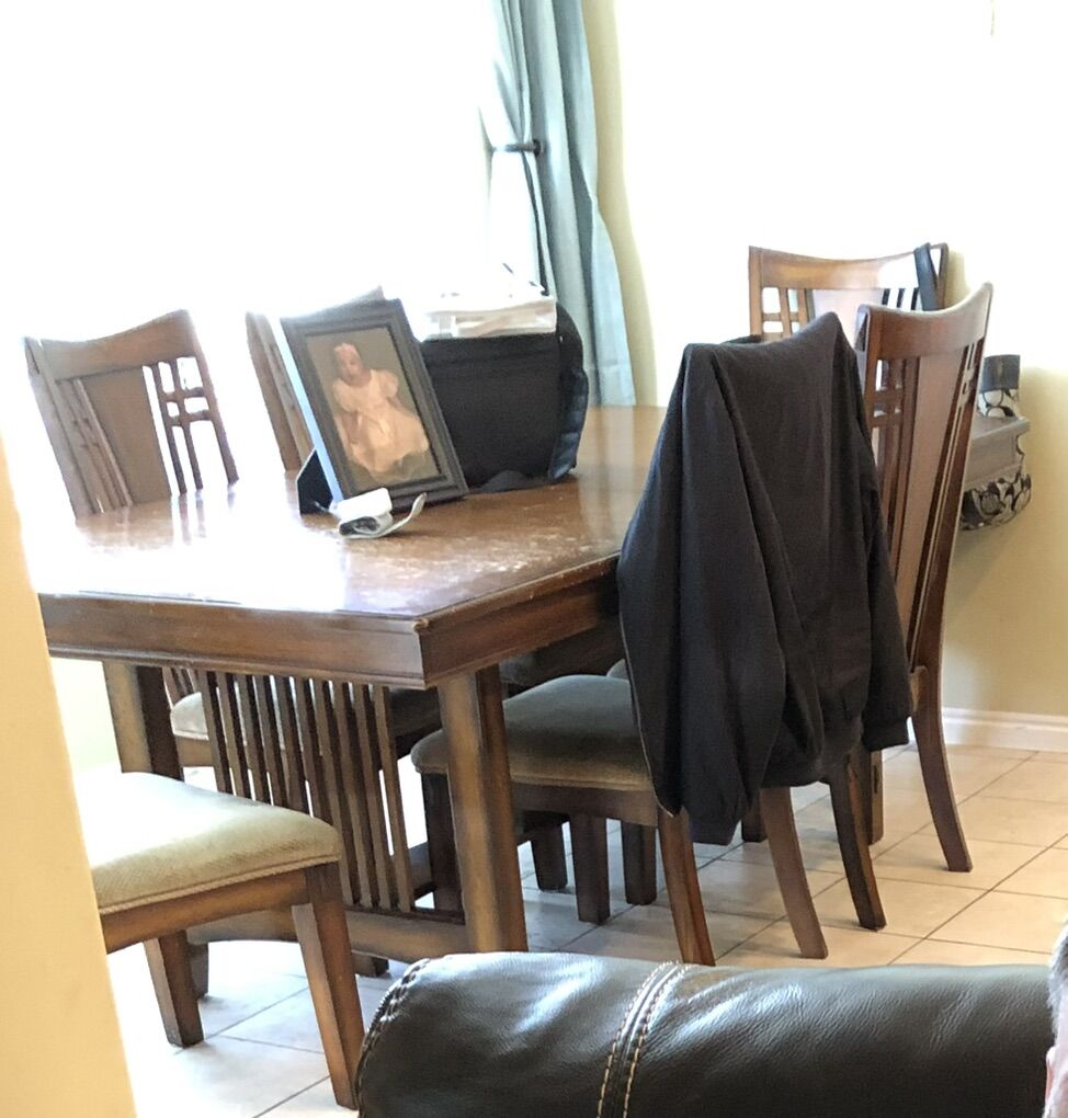 Dining Room Table w/ Removable leaf & 6 Chairs