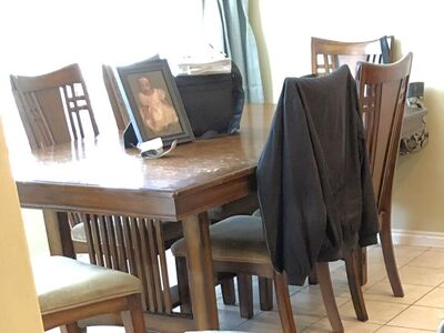 Dining Room Table w/ Removable leaf & 6 Chairs