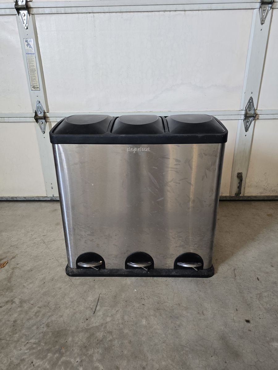 3 bin trash/recycling can