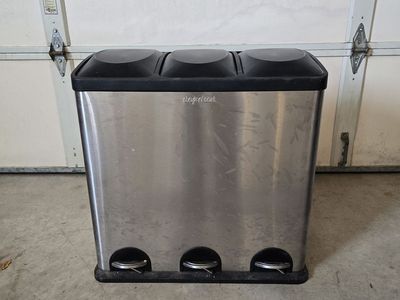3 bin trash/recycling can