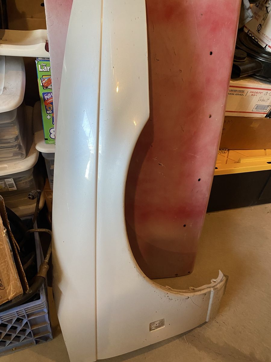 Right front fender for a Saturn SL2