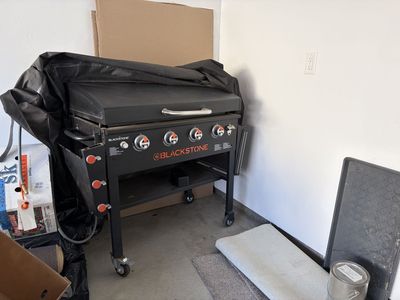 Blackstone 36" Griddle Cooking Station w/ 4 Burners, Side Shelves & Cover …..NATURAL GAS HOOKUP