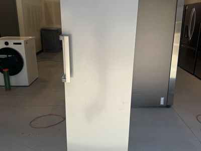 Scratch and dent Hisense 10.2 Garage Ready Convertible Upright Freezer