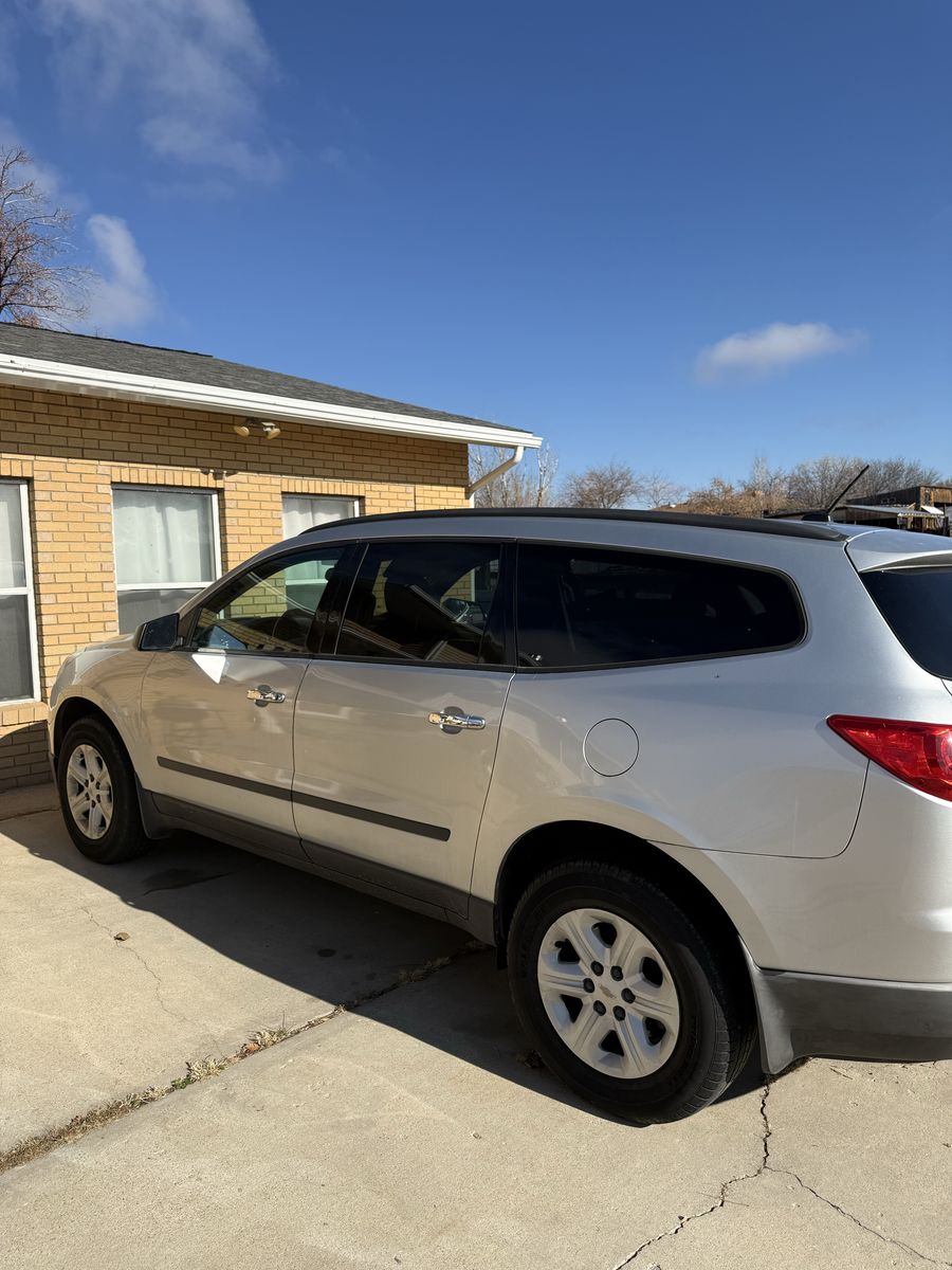 2011 CHEVROLET TRAVERSE LS