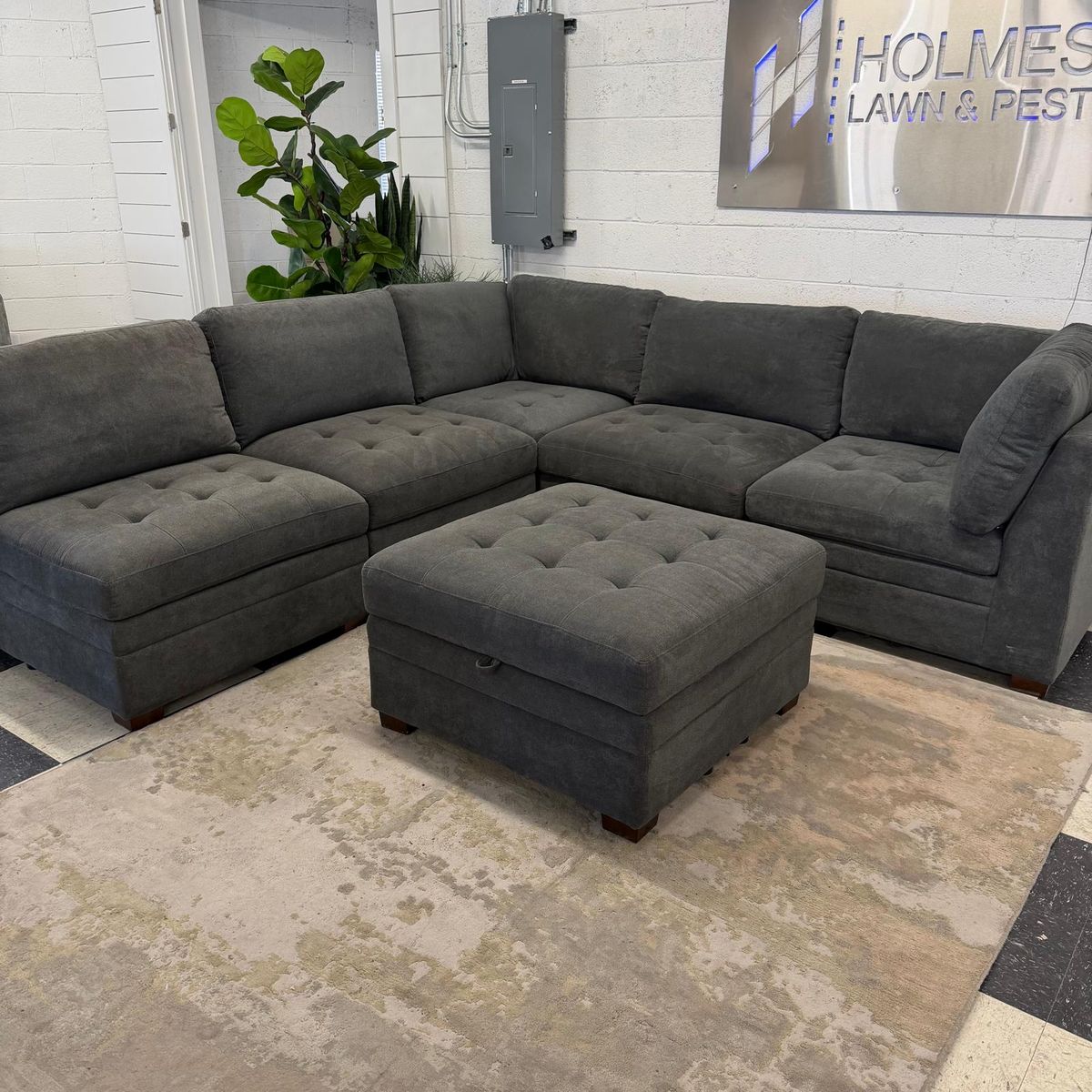 COSTCO THOMASVILLE TISDALE 6-PIECE FABRIC MODULAR SECTIONAL W/ STORAGE OTTOMAN, DARK GRAY!!