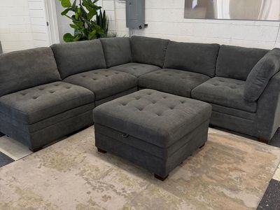 COSTCO THOMASVILLE TISDALE 6-PIECE FABRIC MODULAR SECTIONAL W/ STORAGE OTTOMAN, DARK GRAY!!