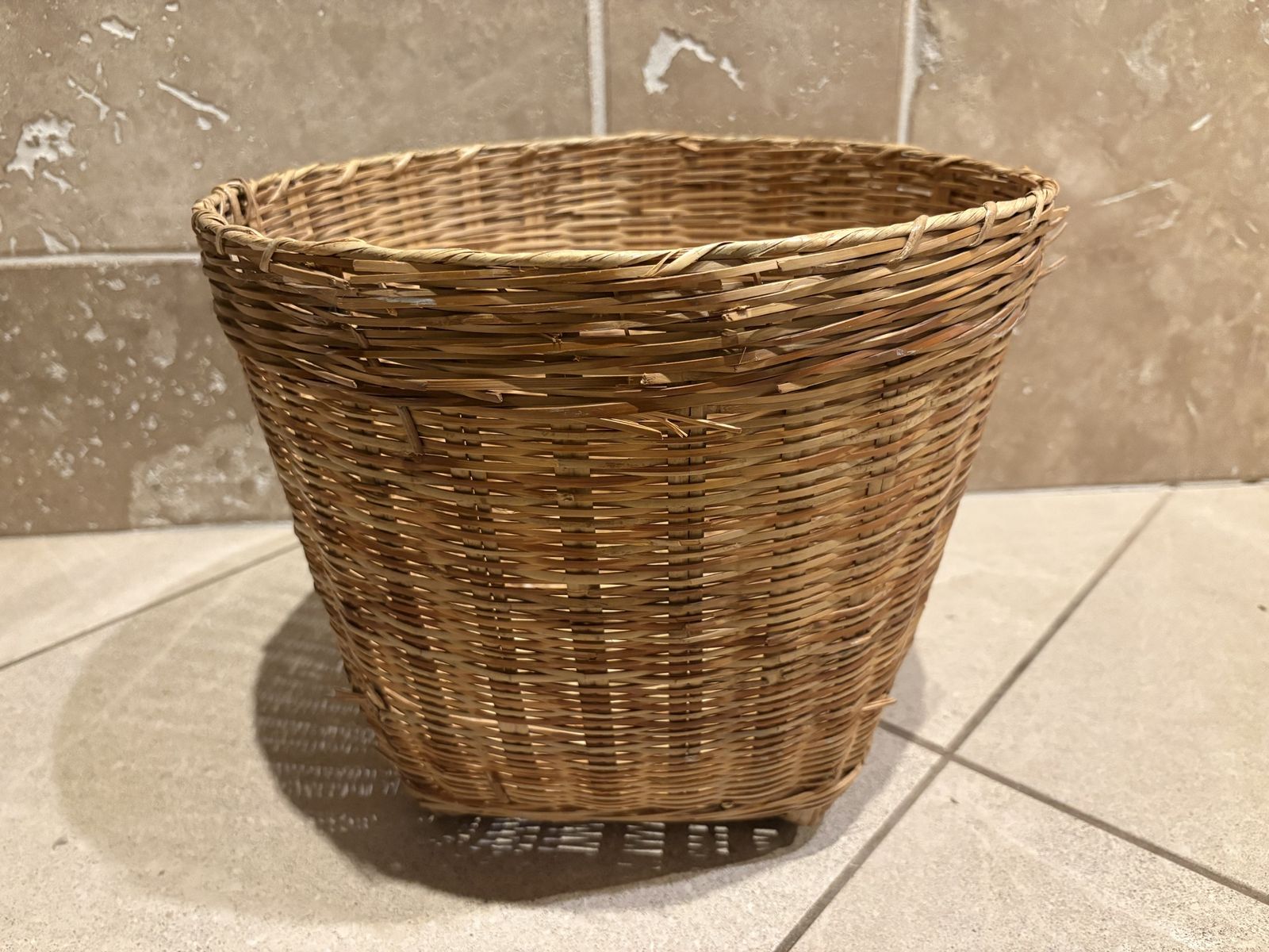 Vintage Basket Round w/ Square Bottom