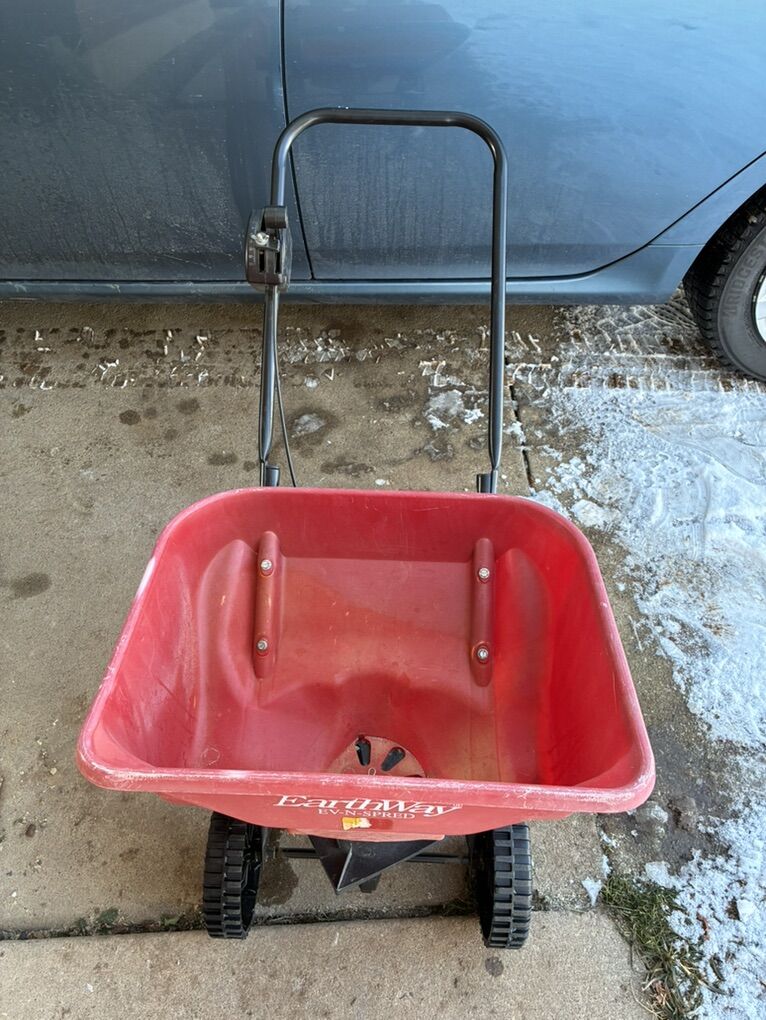 Earthway Broadcast spreader salt grass Fertilizer