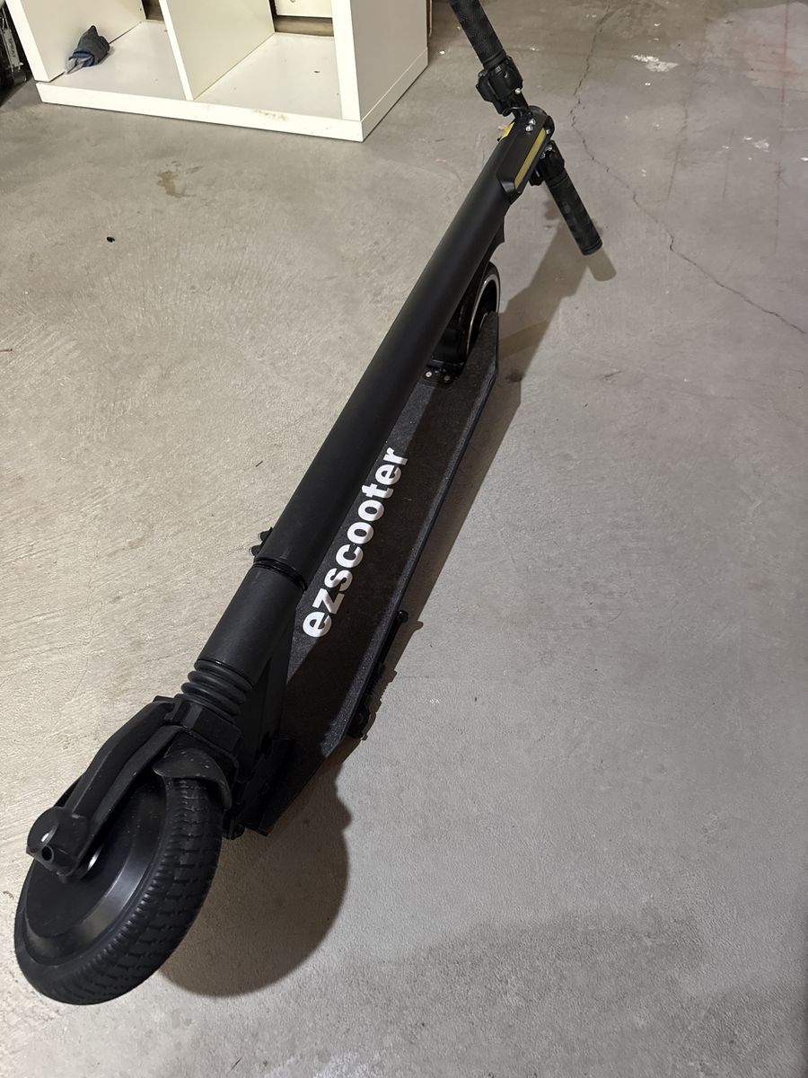 EZscooter Black Adult Electric Scooter - Sleek & Foldable NEEDS CHARGER…