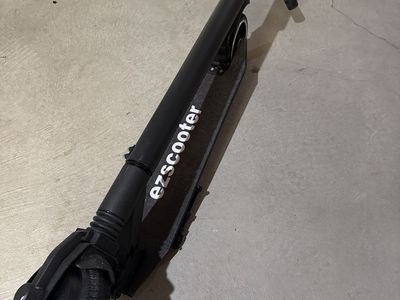 EZscooter Black Adult Electric Scooter - Sleek & Foldable NEEDS CHARGER…
