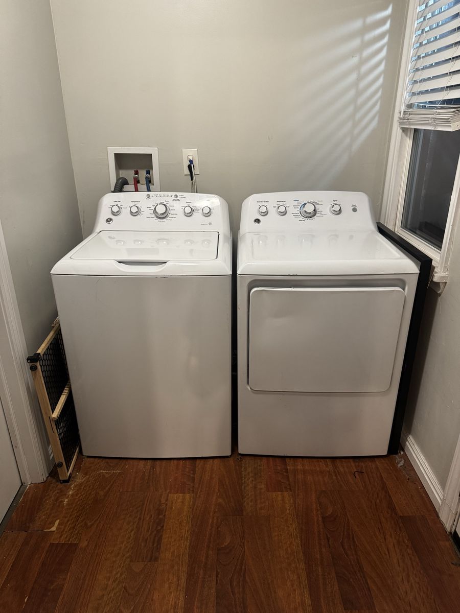 GE White Washer and Dryer Set Top Load