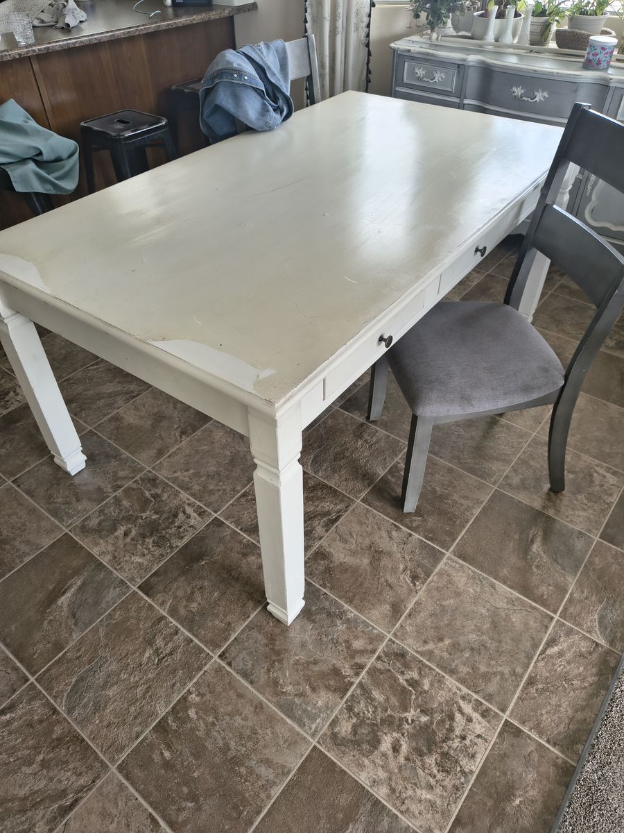 Free dining table