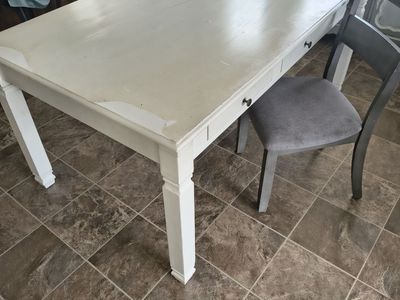 Free dining table