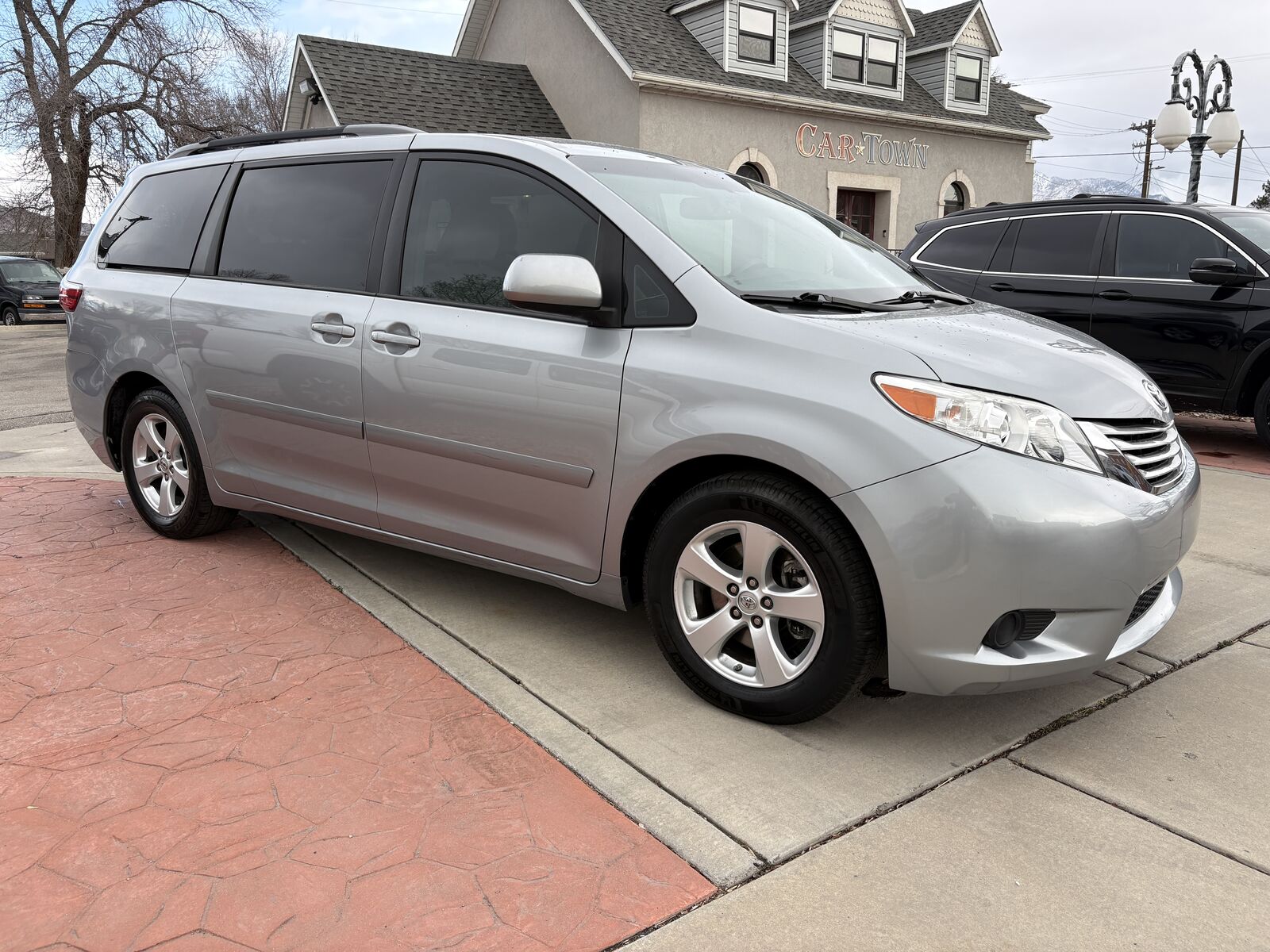 2016 TOYOTA SIENNA LE 8-Passenger