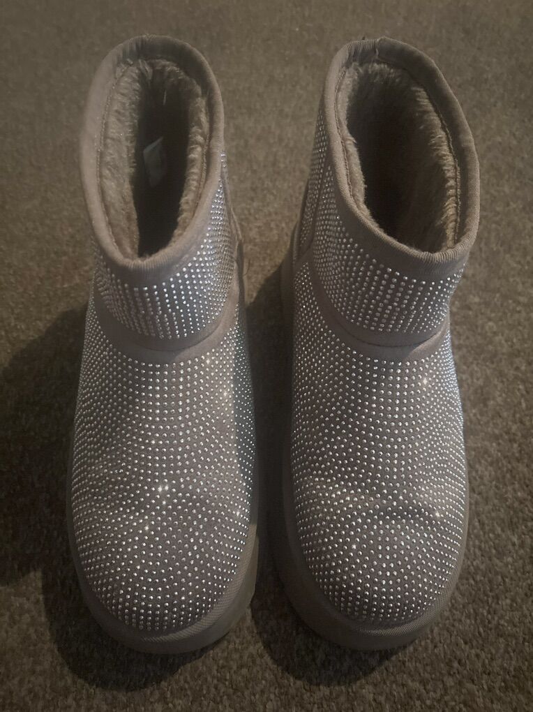 Women Taryn Rose Ankle boots Size 9