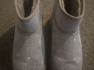 Women Taryn Rose Ankle boots Size 9