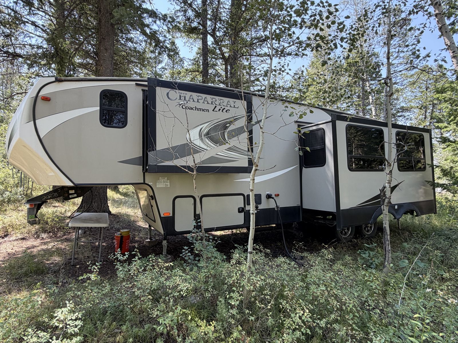 2019 Coachmen Chaparral Lite 295BH 5th Wheel RV - 4 Bunks, Auto Leveling
