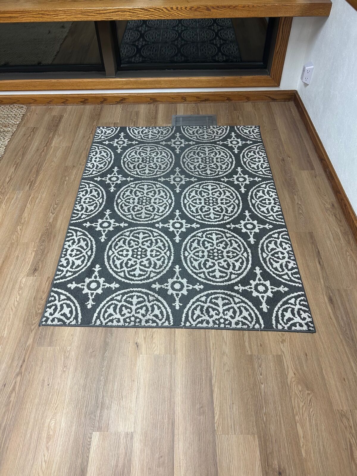 Gray & White Decorative Area Rug – Clean & Modern