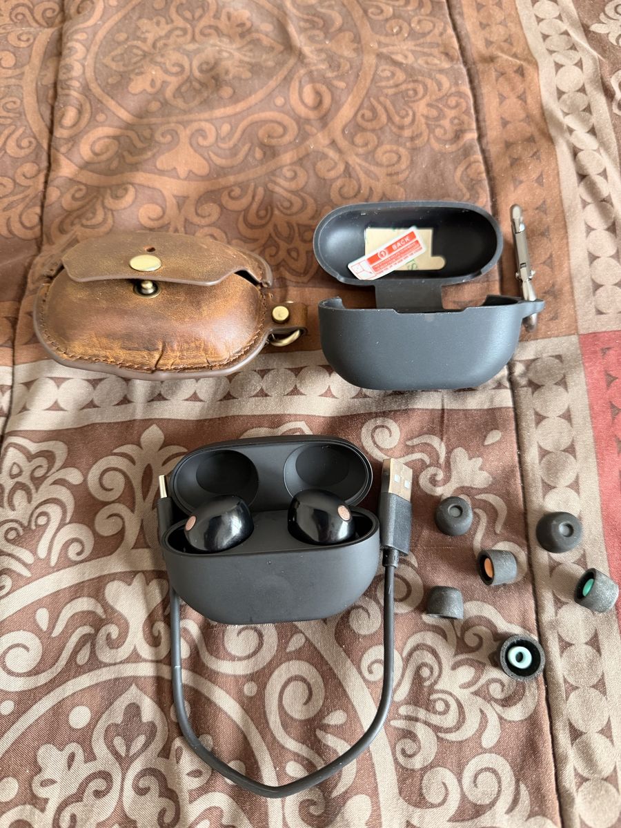 Sony WF 1000XM5 earbuds, charger & cases