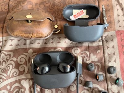 Sony WF 1000XM5 earbuds, charger & cases
