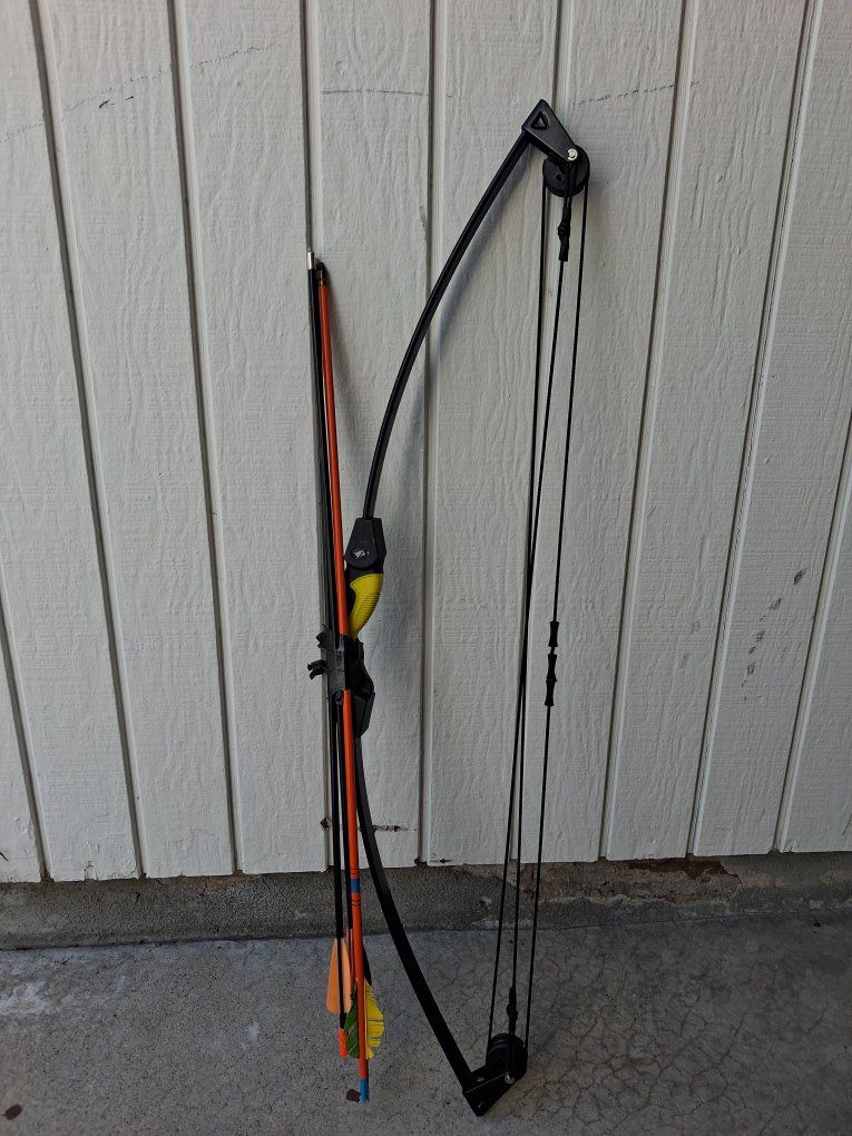 Barnett Lil' Banshee Youth Compound Bow with Arrows