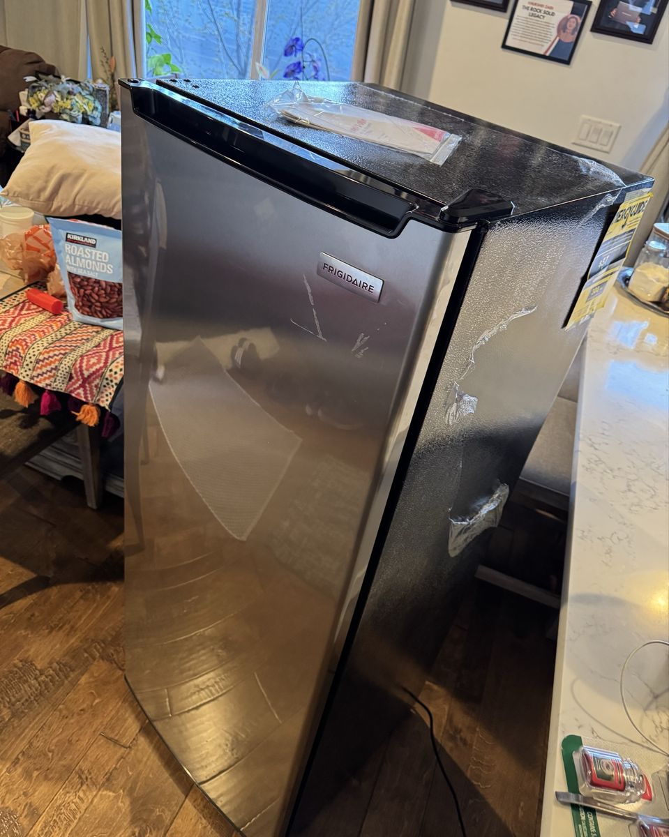 Frigidaire deep freezer 6 cu ft EFRF 698