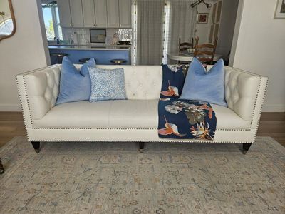 Safavieh - Elegant White Tufted Couch